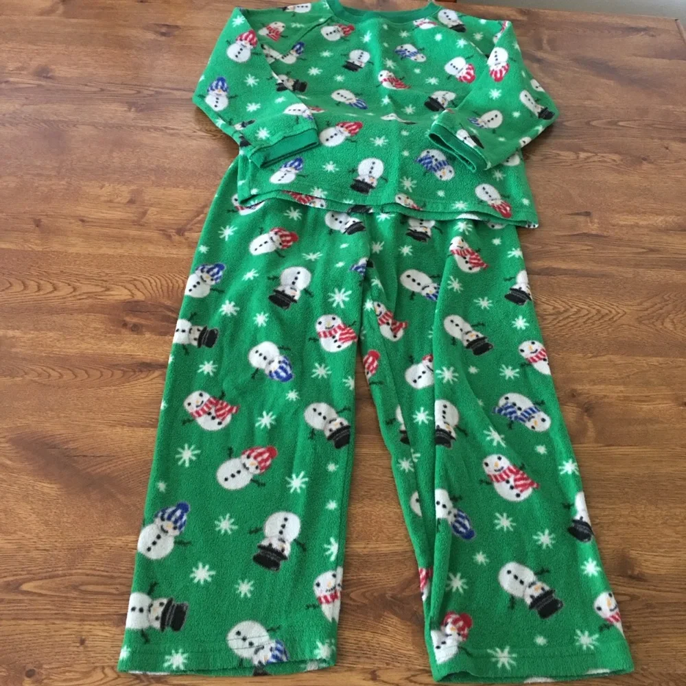 Kids size small green winter pajama set with snowmen